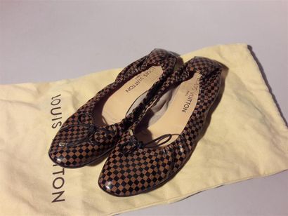 null Louis VUITTON. Paire de ballerines en cuir verni, damier noir et marron. Pointure...