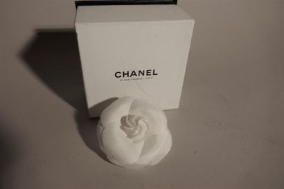 null CHANEL, Paris. Broche, camélia en satin blanc. Et sa boite. Bon état.