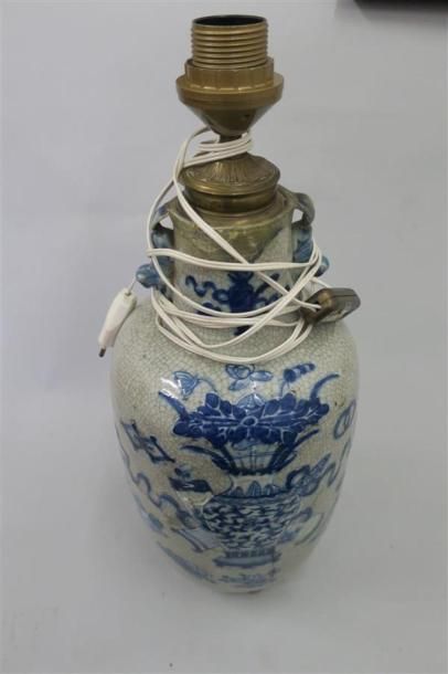 null Vase en faience craquelée, Asie, à décor blanc-bleu d'urne (accidenté, reco...