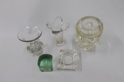 null Un lot cristal et verre : trois vases, une loupe, et un cendrier