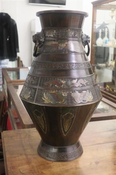 null Vase de style Asie, en bronze ciselé, à décor de dragon et chien de Fô.