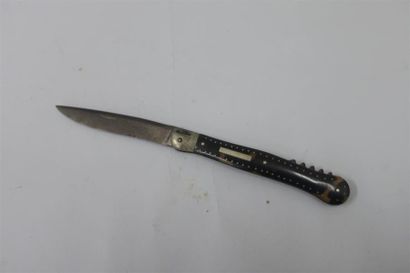 null Un couteau pliable, manche en écaille, début XIXème.