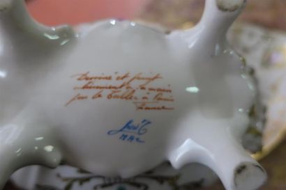 null Importante SOUPIERE et son PRESENTOIR en porcelaine à décor floral polychrome...