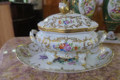 null Importante SOUPIERE et son PRESENTOIR en porcelaine à décor floral polychrome...