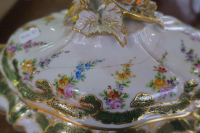 null SOUPIERE en porcelaine à décor floral polychrome et rubans verts. Couvercle...