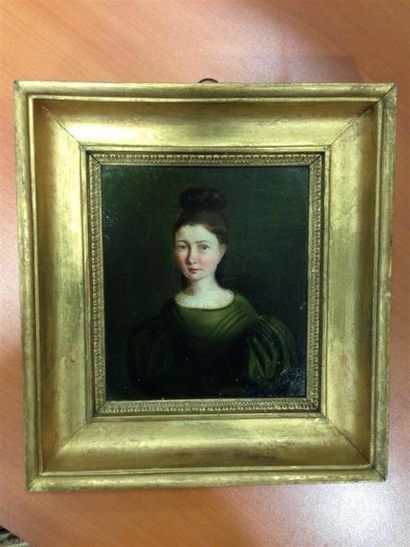 null Ecole française du XIXème siècle. Portrait de jeune femme en robe verte. Huile...