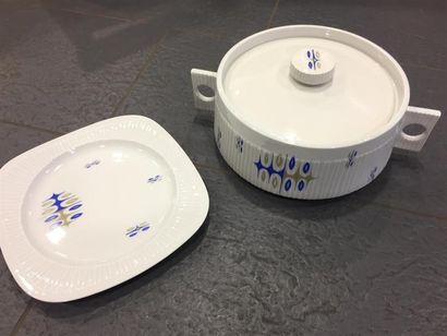 null HAVILAND. SERVICE de TABLE en porcelaine comprenant 57 pièces environ (24 assiettes...