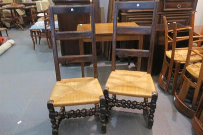 null Deux chaises paillées à haut dossier époque Louis XIII