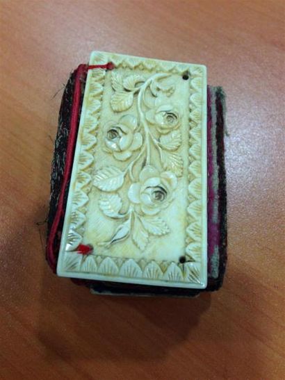 null Echantillonneur textile miniature, plats en ivoire sculpté. Epque XIXème siècle....