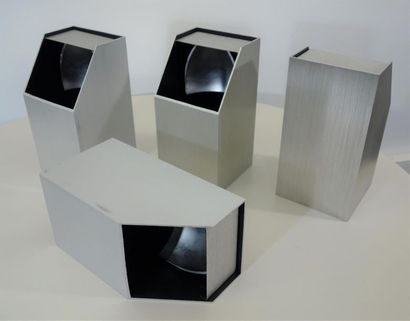 null Série de quatre appliques en métal brossé de forme cubique à ouverture en biais...