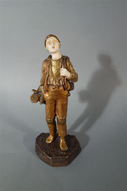 null Dominique Alonzo
" Gavroche "
Sujet en bronze doré et ivoire. Signé. H. 22 cm...