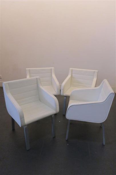 null Poltrona frau attribué à 
Série de quatre fauteuils garnis de cuir blanc à accoudoirs...
