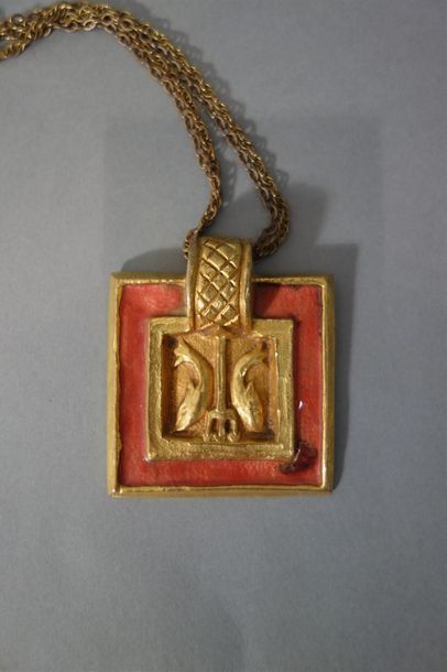 null Line Vautrin (1913-1997)
Médaillon en bronze doré et émail rouge, décor aux...