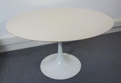 null Eero Saarinen d'après
Table ronde modèle tulipe à piétement blanc en fonte d'aluminium...