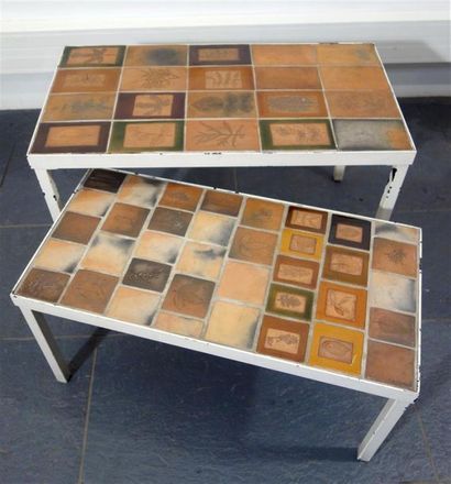 null Roger Capron (1922-2006)
Deux tables gigognes à structure en métal laqué blanc,...