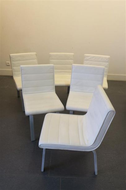 null Poltrona frau attribué à 
Série de six chaises garnies de cuir blanc à accoudoirs...