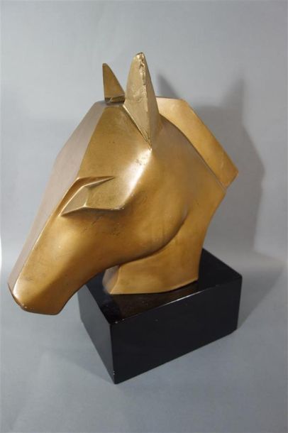null "Tête de cheval"
Sculpture en plâtre doré sur socle laqué noir. Restaurations....