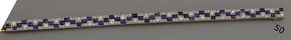 null Bracelet ruban articulé en platine (850/oo) à décor de damier serti de diamants...