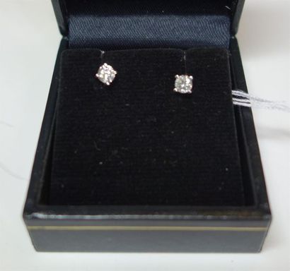 null Paire de clous d'oreilles en or gris 18K (750/oo) ornés chacun d'un diamant...