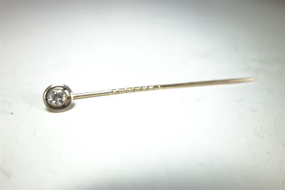 null Épingle de cravate en or de deux tons sertie d'un diamant taille ancienne calibrant...