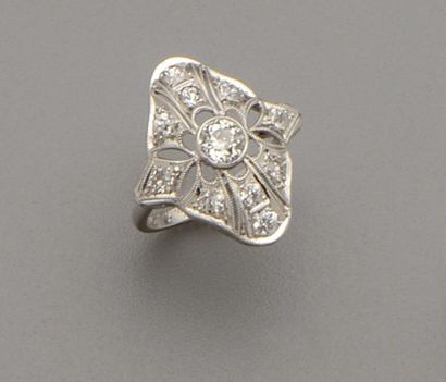 null Bague en platine (850/oo) centrée d'un diamant taille ancienne calibrant 0,50...