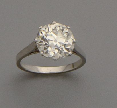 null Bague solitaire en platine (850/oo) sertie d'un diamant taille ancienne calibrant...
