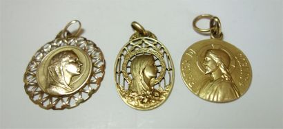 null Lot de trois médailles religieuses anciennes en or jaune 18K (750/oo). Époque...