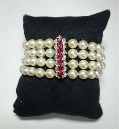 null Bracelet à quatre rangs de perles de culture, le fermoir en or gris 18K (750/oo)...