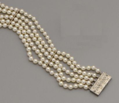 null Bracelet à cinq rangs de perles de culture , le fermoir rectangulaire ciselé...