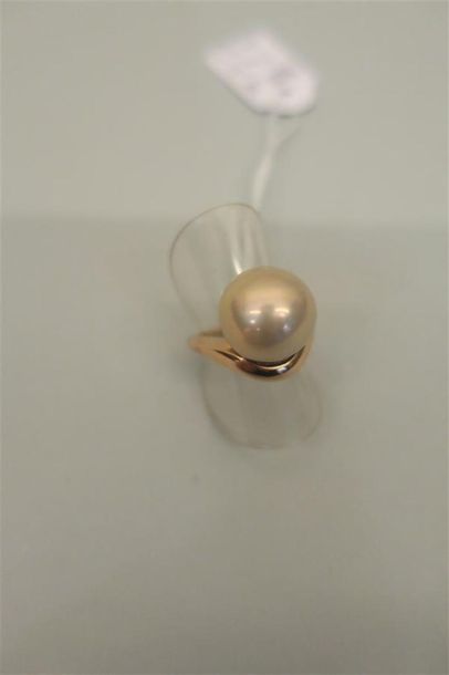 null Bague en or rose 18K (750/oo) formé d'un anneau sinueux orné d'une perle de...