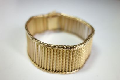 null Bracelet ruban en or jaune 18K (750/oo) à plaquettes articulées ciselées. Poids...