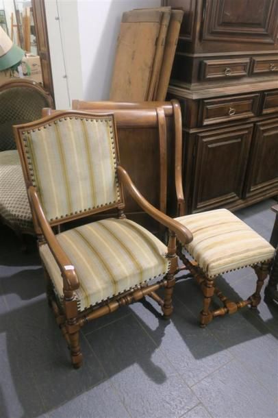 null Fauteuil de style Louis XIII et son carré de pied