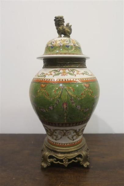 null Vase couvert en faïence craquelé à l'antique, reposant sur un cerclage en bronze...