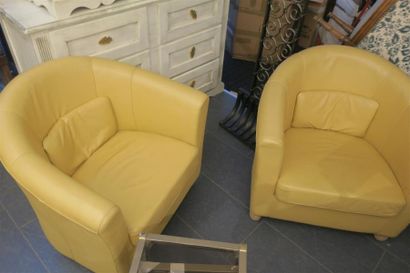 null Paire de fauteuils bas en cuir jaune