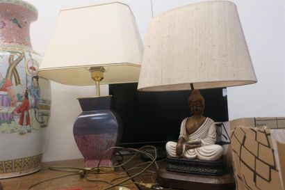 null Lampe en céramique moderne, on joint une autre à décor de forme Buddha en tailleur...