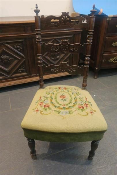 null Chaise en bois tourné, assise en tapisserie à motif floral 