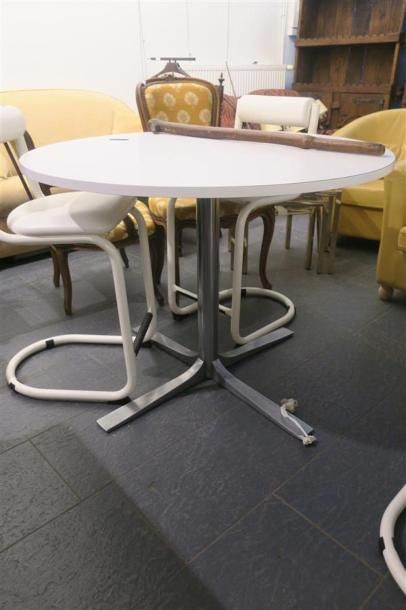 null Table ronde en bois blanc, piétement métallique