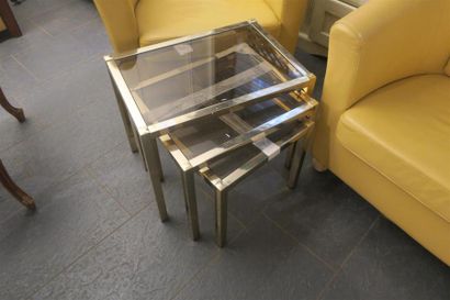 null Trois tables gigognes en métal et verre