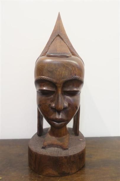 null Importante sculpture en bois représentant une africaine