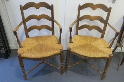 null Paire de FAUTEUILS en bois naturel, assises paillées. Style provençal.