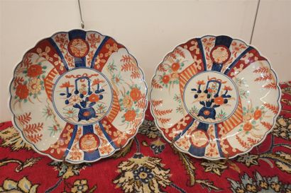 null IMARI. Paire de PLATS à décor au mobilier chinois. D. 31 cm.