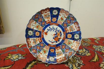 null IMARI. PLAT à décor rayonnant. D. 25 cm.