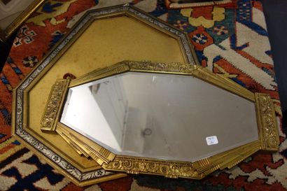 null Un miroir en métal doré et un miroir en bois laqué, les deux vers 1930