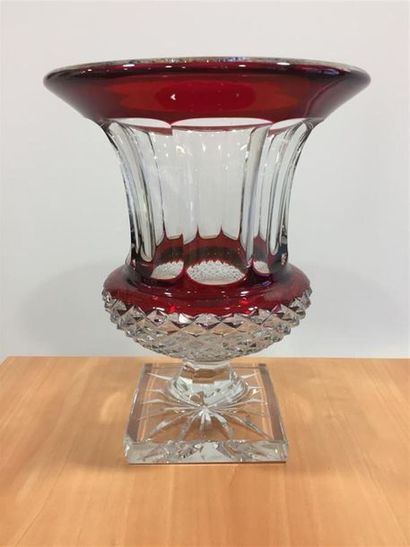 null SAINT LOUIS.VASE médicis en cristal doublé rouge. Signé. Eclats