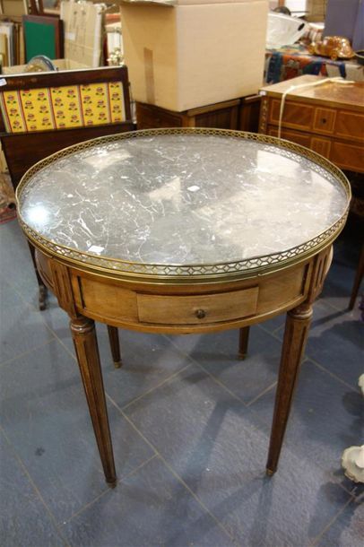 null Table bouillotte style Louis XVI, marbre gris veiné blanc, 4 pieds cannelés