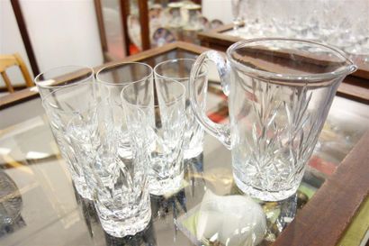 null Service à orangeade, comprenant 6 verres en cristal de Sèvres et un pichet rapporté....