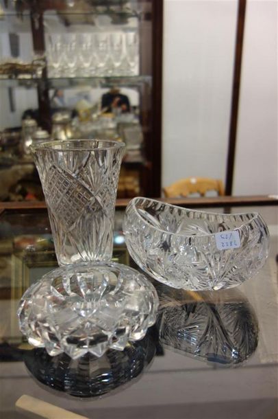 null Ensemble de 3 pièces en cristal : un vase, un centre de table et un cendrier....