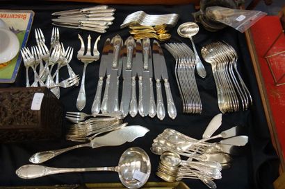 null Importante ménagère en métal argenté : 12 cuillères, 12 fouchettes, 12 couteaux,...