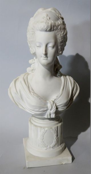 null Marie-Antoinette, buste en biscuit, sur colonne ornée de palmes.
Vers 1900.
H.36...
