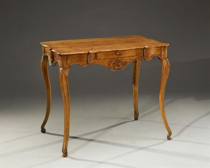 null Table console (olivier) mouluré et sculpté, traverses chantournées et en arbalète,...